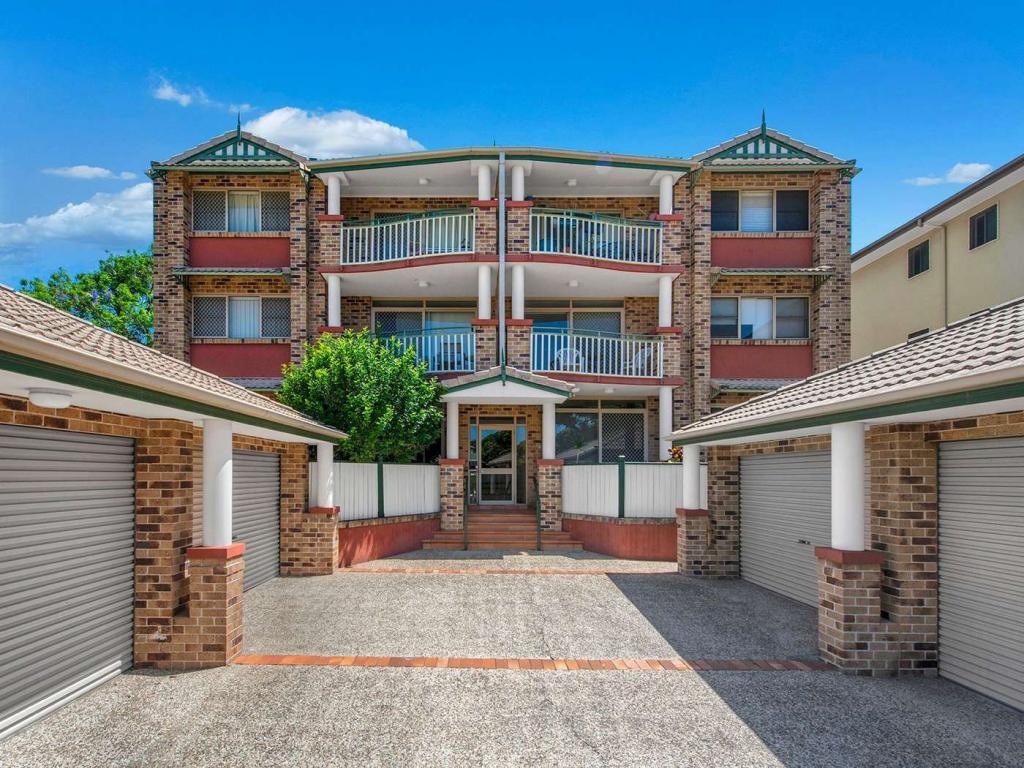 2/15 REEVE ST, CLAYFIELD, QLD 4011