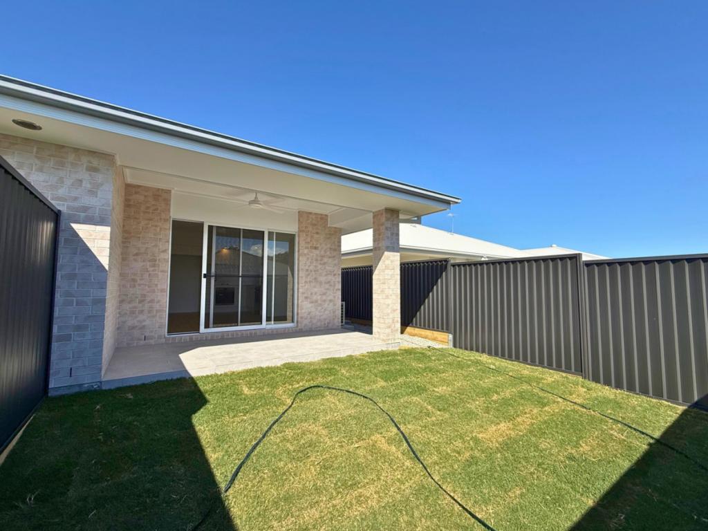 2/10 BUSHY ST, YAMBA, NSW 2464