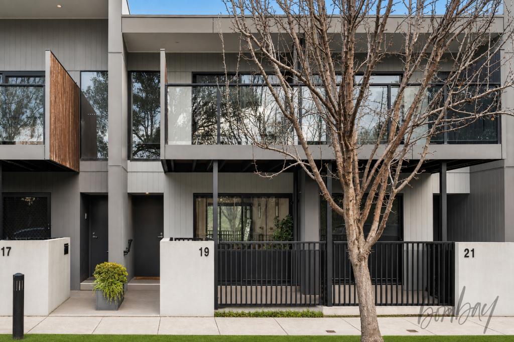 19 ALBANY RD, MILL PARK, VIC 3082