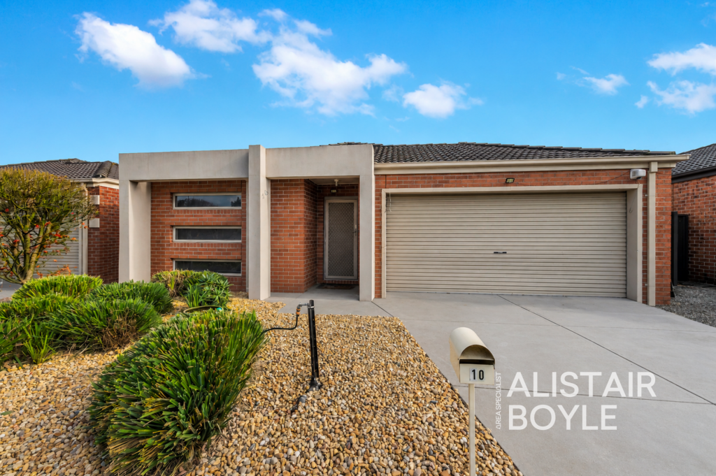 10 BEECH ST, PAKENHAM, VIC 3810