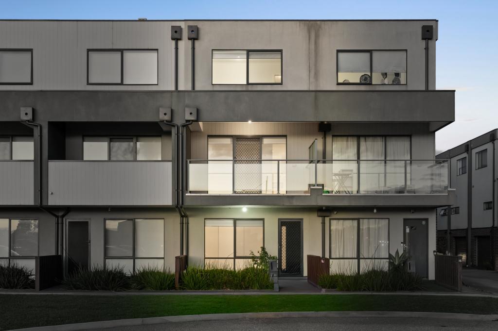 33 BIANCA CT, PAKENHAM, VIC 3810