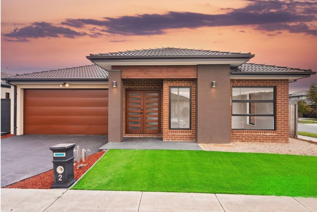 2 EIGER ST, CLYDE NORTH, VIC 3978