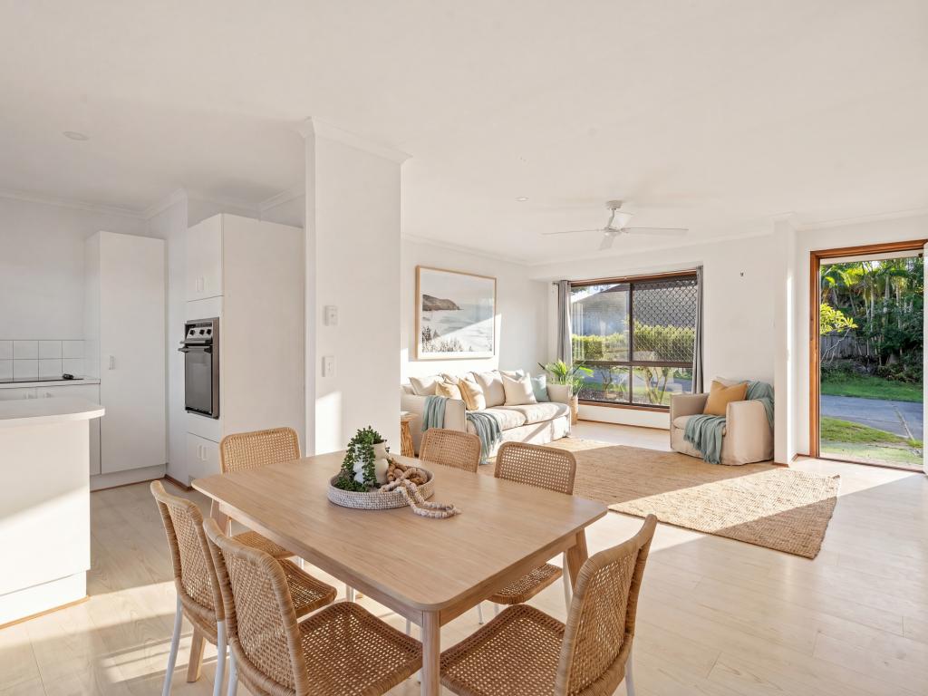 1/7 Ruth Anne Cl, Labrador, QLD 4215