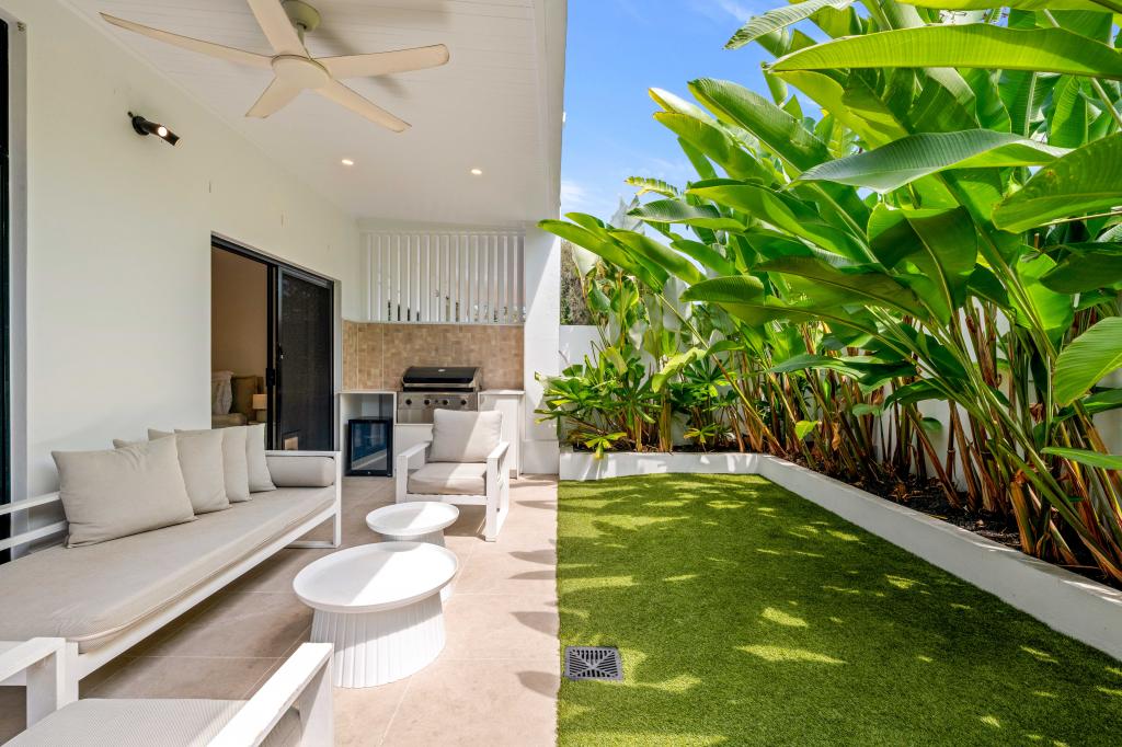 2/18 Poinciana Cres, Bundall, QLD 4217