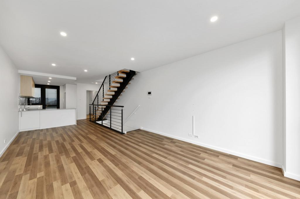 2/1 CALABY ST, COOMBS, ACT 2611