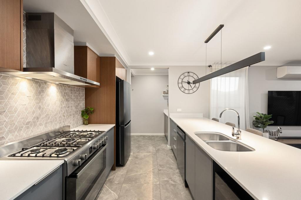 18 Hilltop Cct, Pallara, QLD 4110