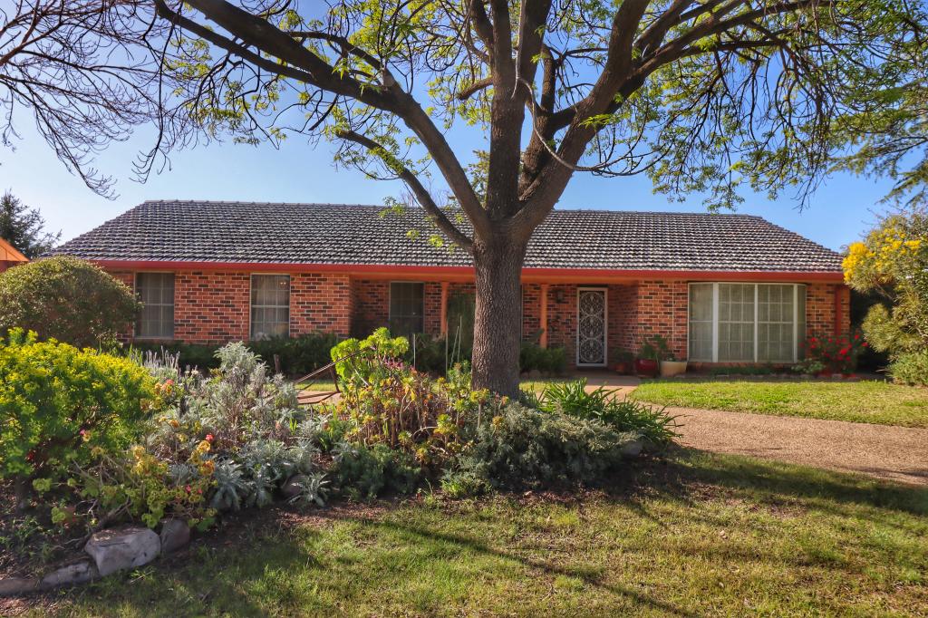 19 Taronga Dr, Cowra, NSW 2794