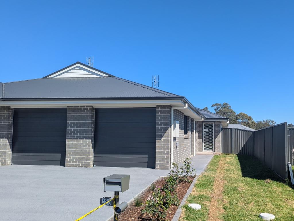 2/20 Lakeside Cct, Cessnock, NSW 2325