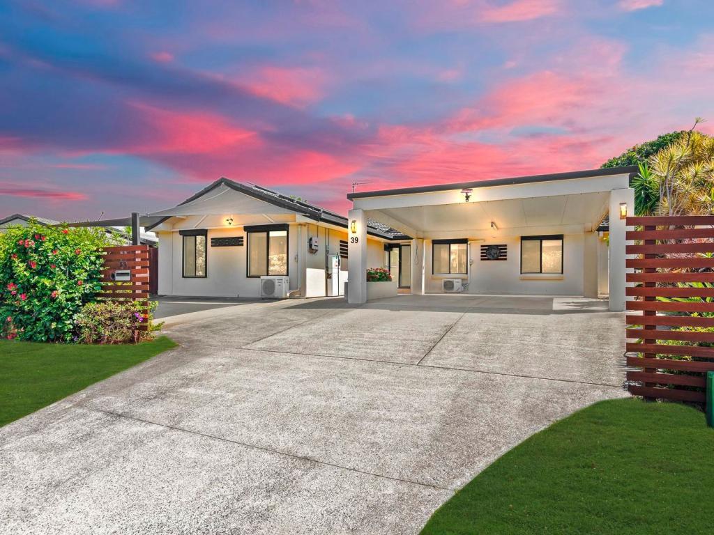 39 Rumrunner St, Mermaid Waters, QLD 4218