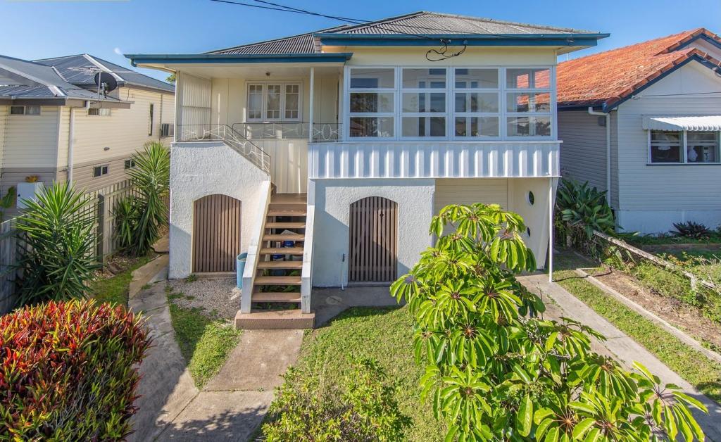 16 HARDIMAN ST, WOODY POINT, QLD 4019