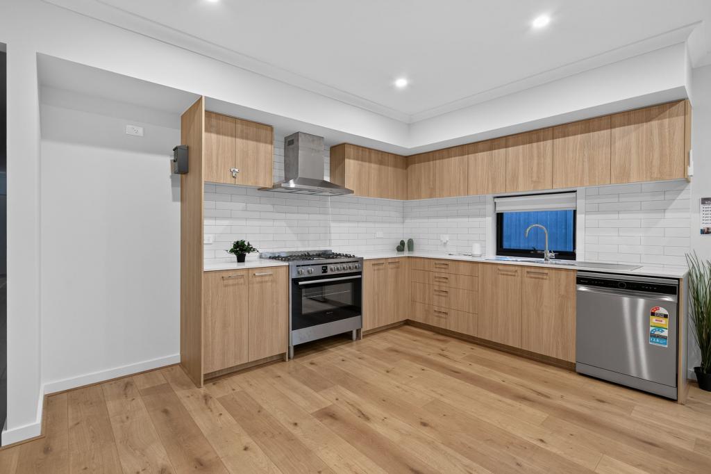 1/512 Heather Gr, Clyde North, VIC 3978