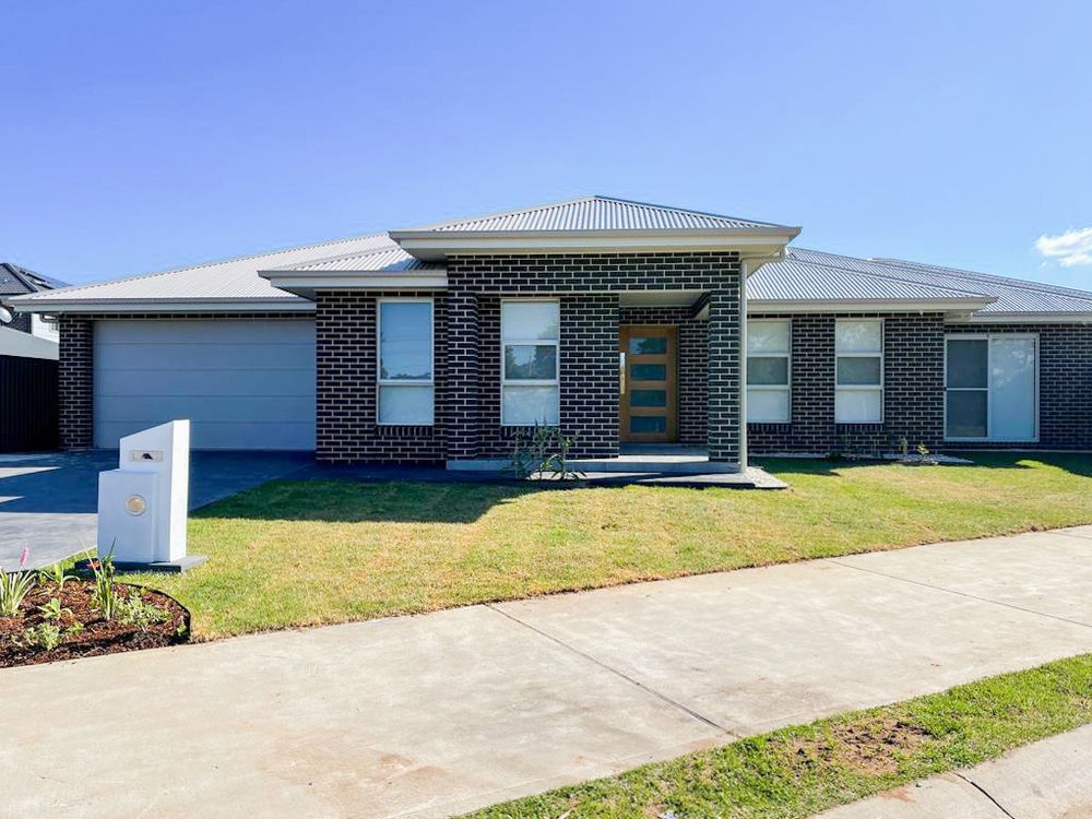 62 DERBYSHIRE RD, SPRING FARM, NSW 2570