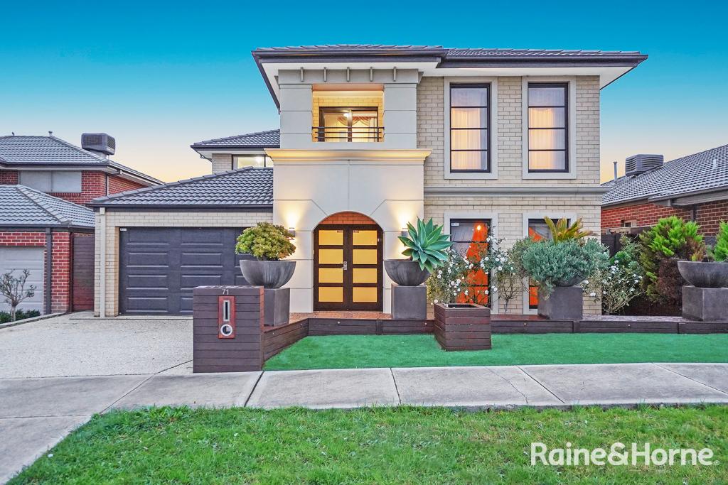 71 COMO PDE, CLYDE NORTH, VIC 3978