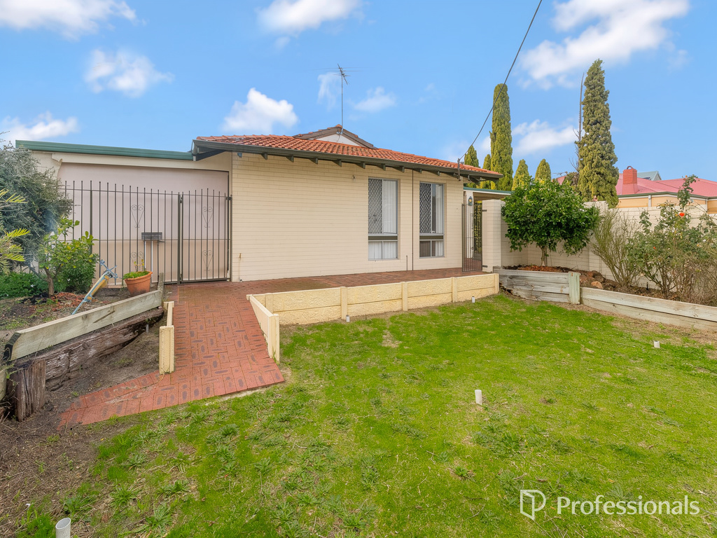 132a Centre St, Queens Park, WA 6107