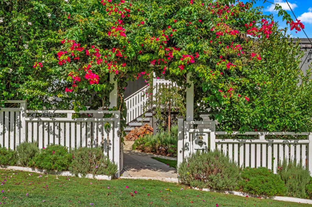 83 BAY RD, BOLTON POINT, NSW 2283