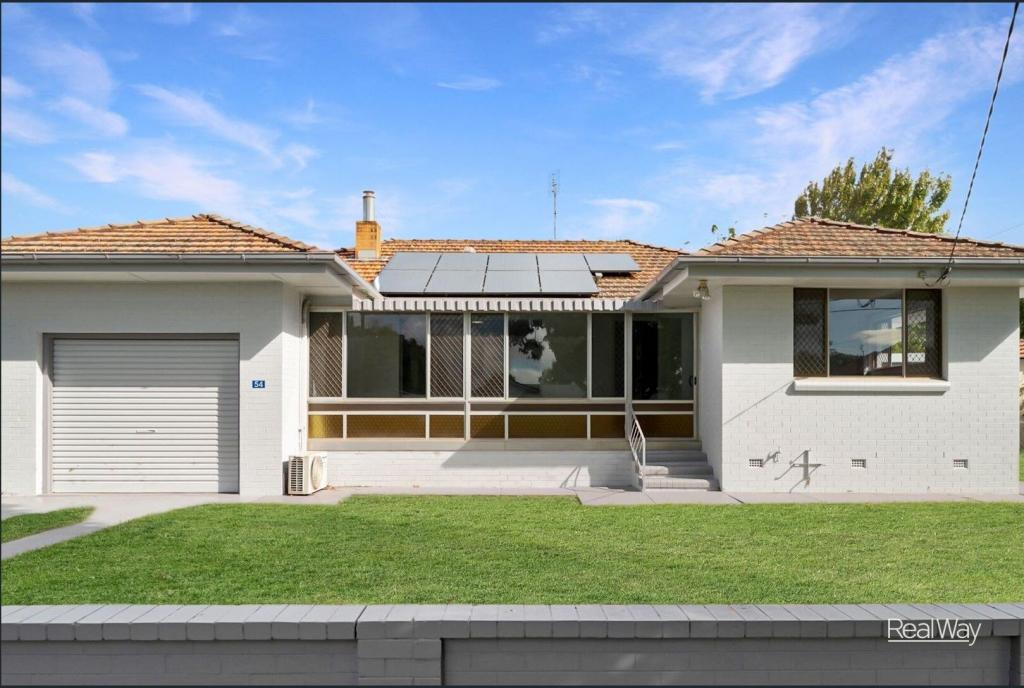 54 Wallace St, Newtown, QLD 4350