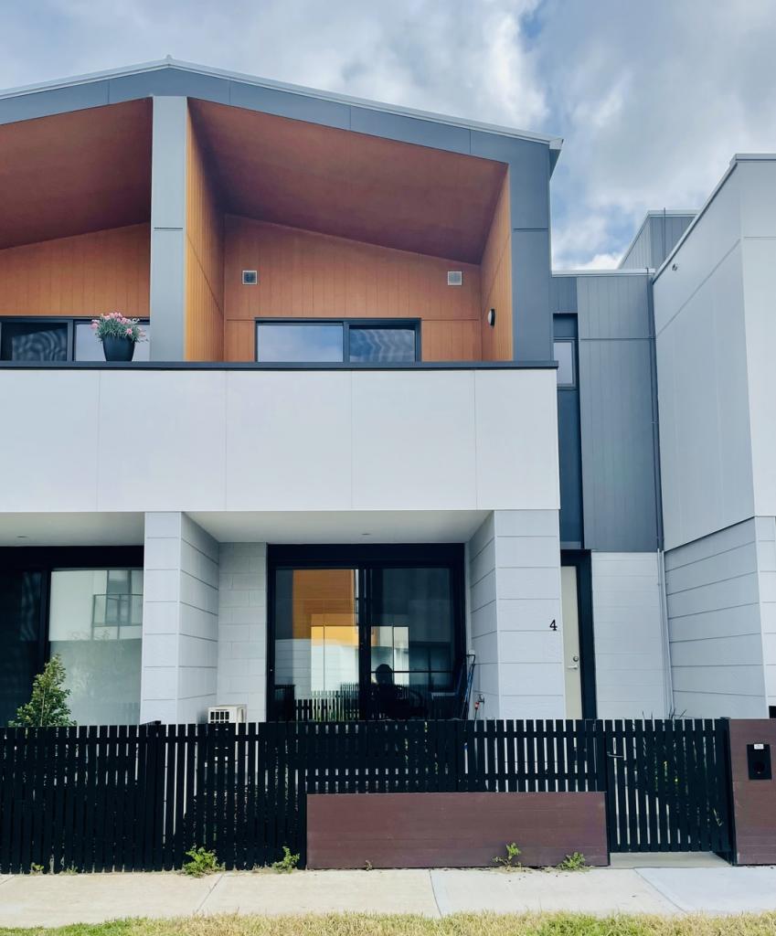 4 WAVERLEY PL, POINT COOK, VIC 3030