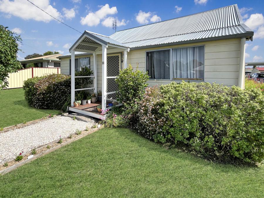 42 MARGARET ST, TENTERFIELD, NSW 2372