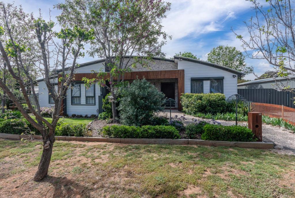 18 West Tce, Callington, SA 5254