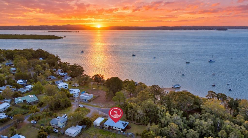 54 COAST RD, MACLEAY ISLAND, QLD 4184
