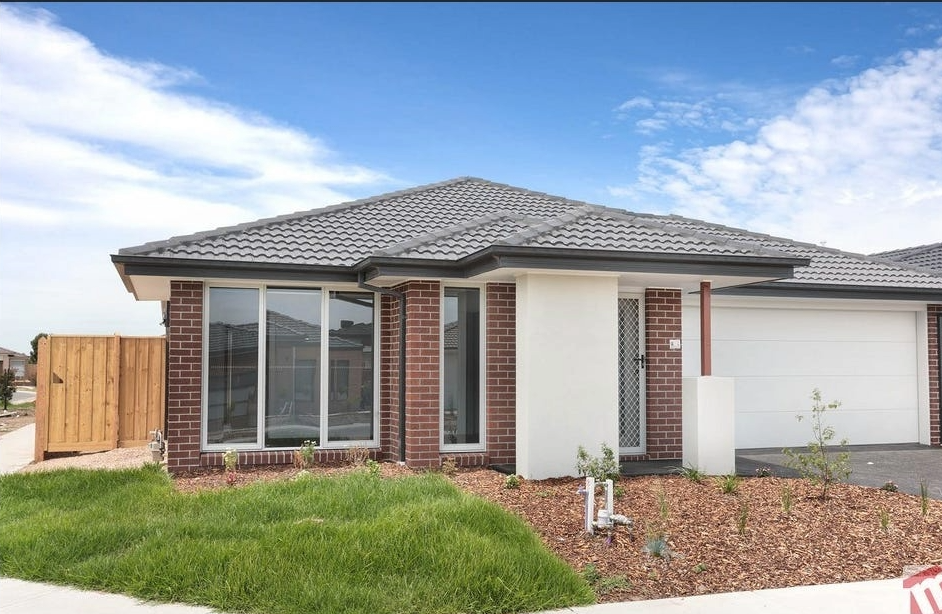 11 Lotus St, Pakenham, VIC 3810