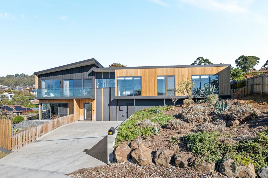 76 WELLS PDE, BLACKMANS BAY, TAS 7052