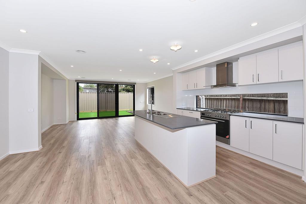 2/14 Flinders St, Sunbury, VIC 3429