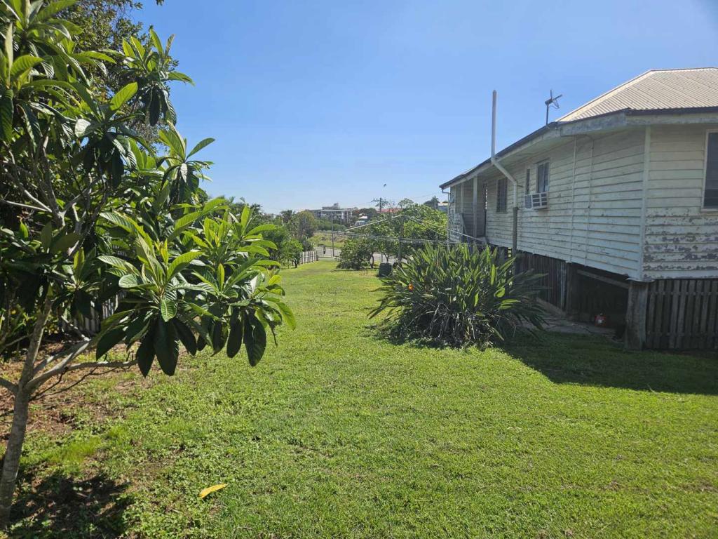 4 Railway St, West Gladstone, QLD 4680