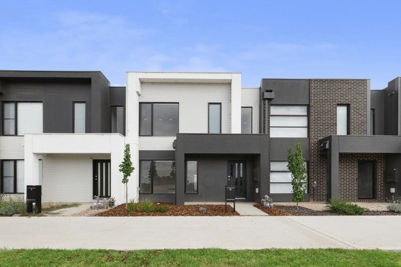 5 CLAPTON LANE, DONNYBROOK, VIC 3064