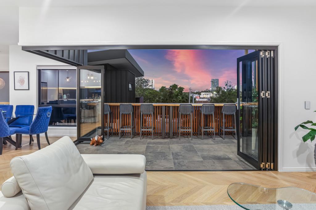 2/8 Wilson St, Labrador, QLD 4215