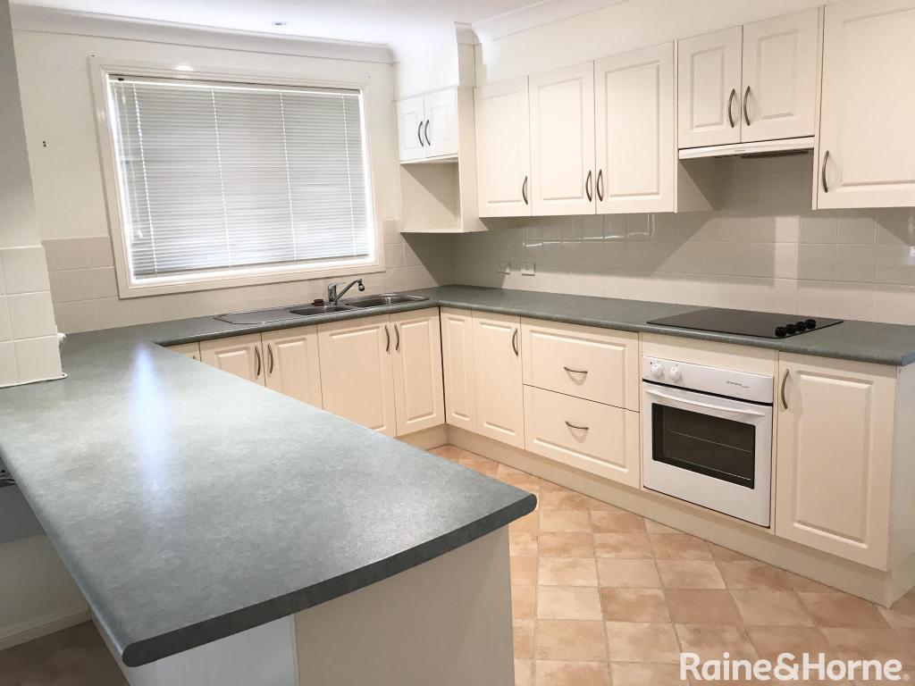 5 Magnolia Gr, Bomaderry, NSW 2541