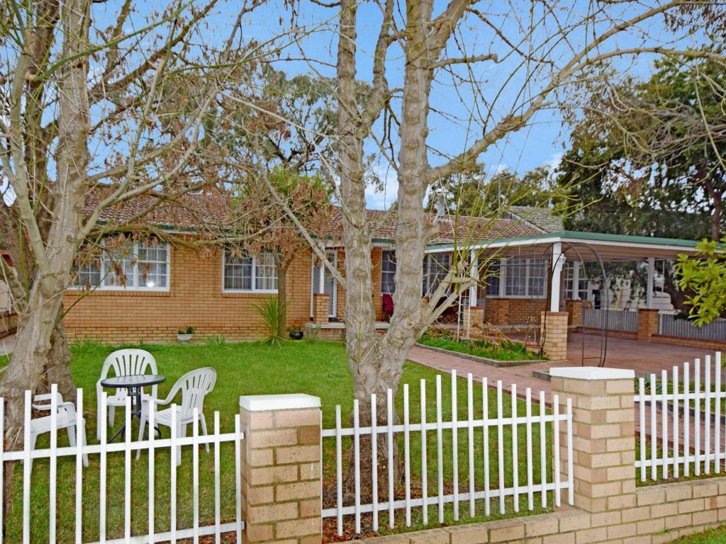 13 Chums Lane, Young, NSW 2594