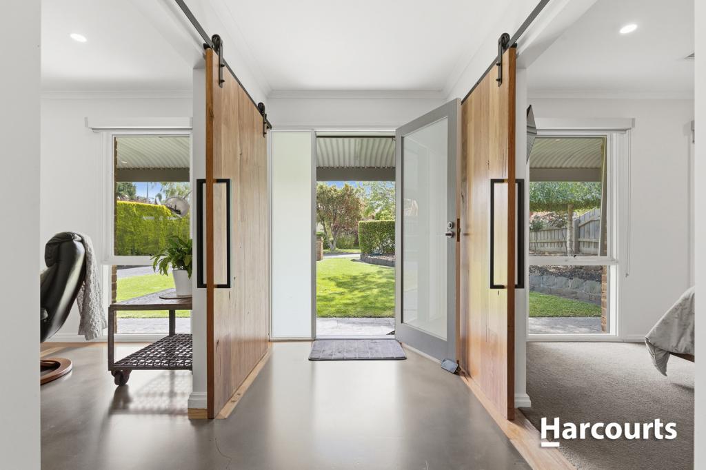 21 MICHAEL CT, BERWICK, VIC 3806