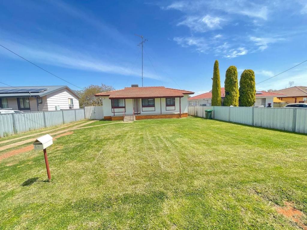 24 DERRIBONG ST, PEAK HILL, NSW 2869