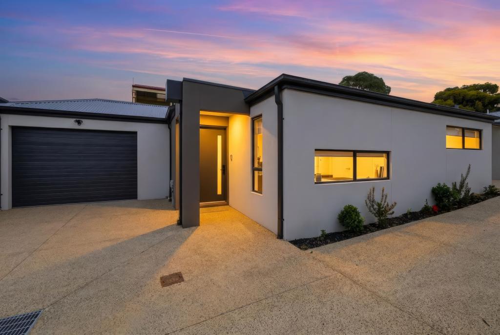 2/40 DYSON DR, SUNBURY, VIC 3429