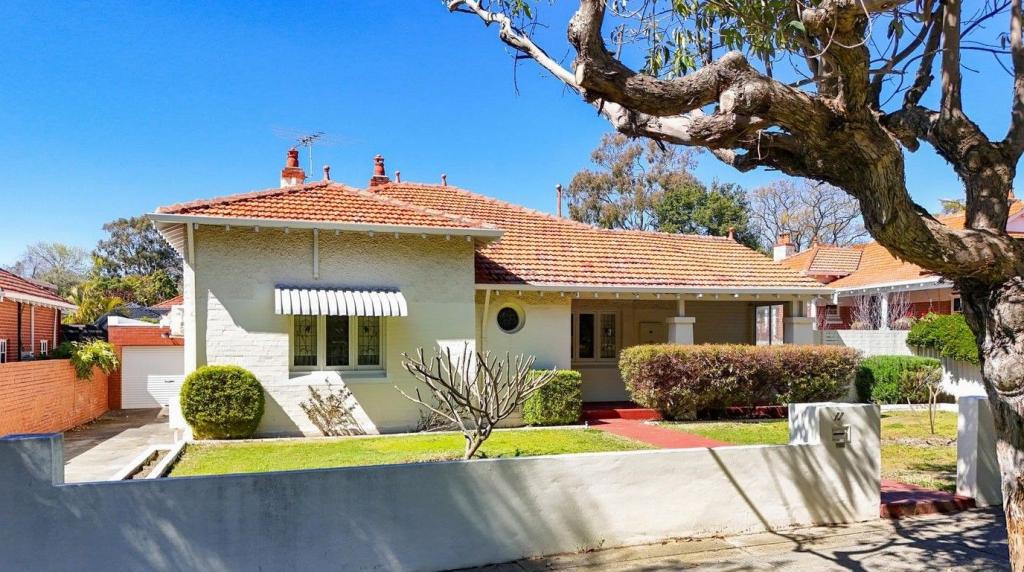 11 WOODROYD ST, MOUNT LAWLEY, WA 6050