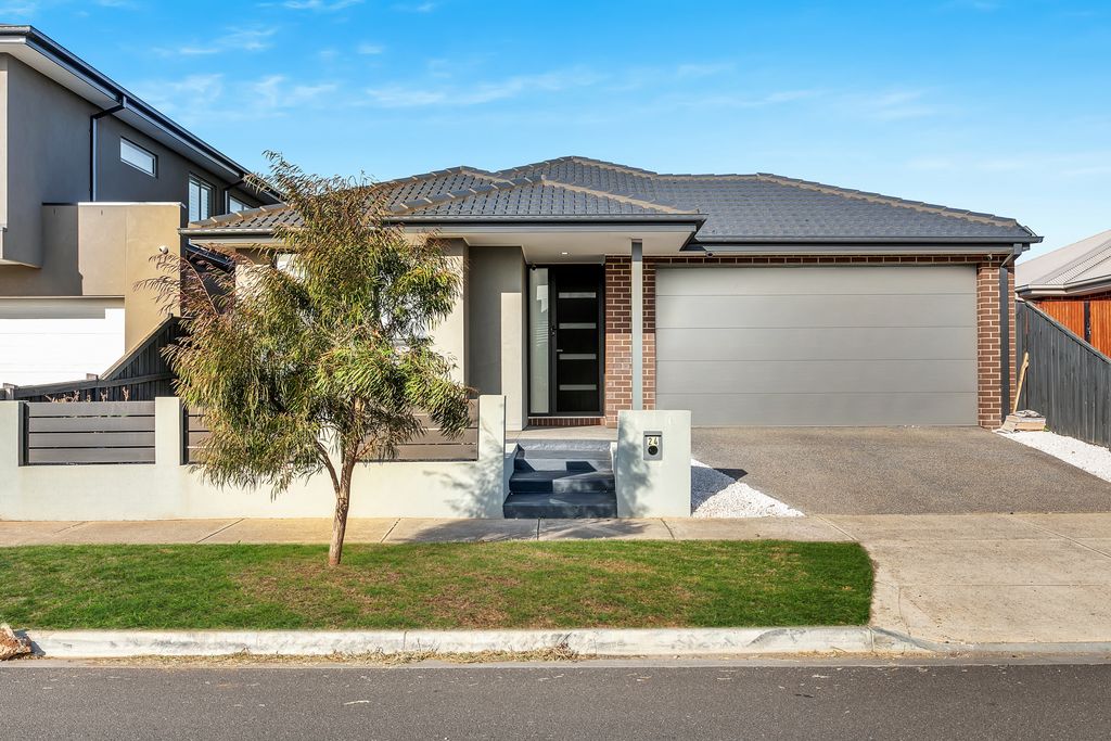 24 LAUREL ST, ROCKBANK, VIC 3335