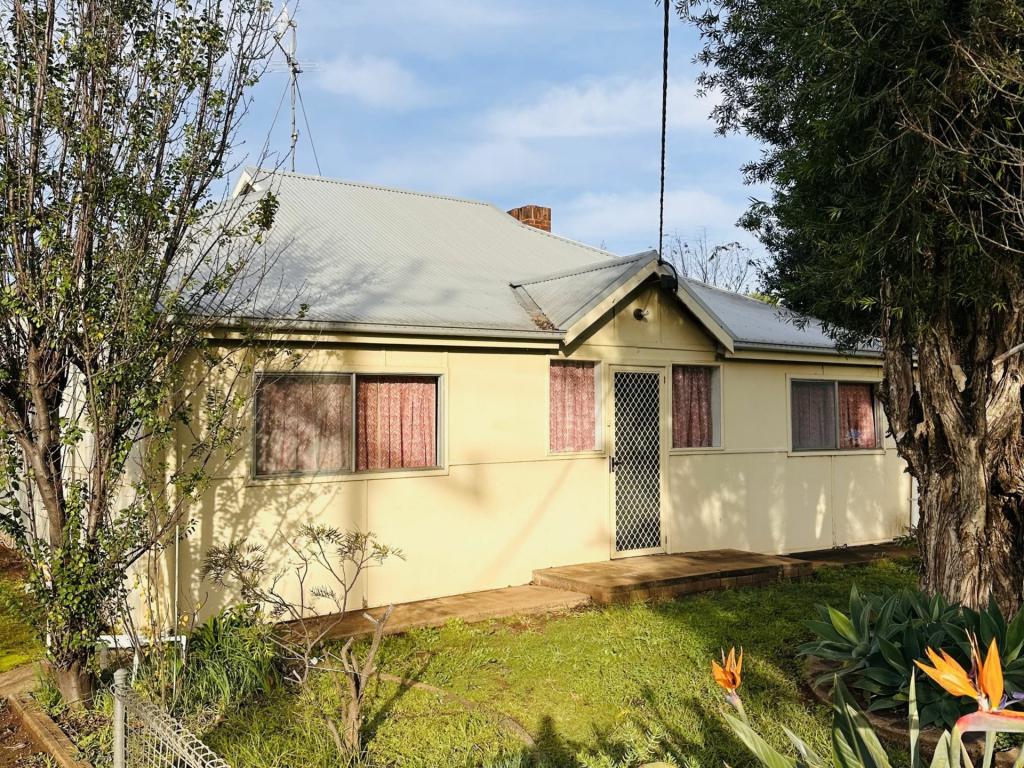 24 MERRIGAL ST, GRIFFITH, NSW 2680