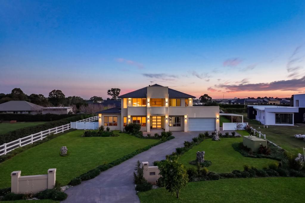 72 Twin Creeks Dr, Luddenham, NSW 2745