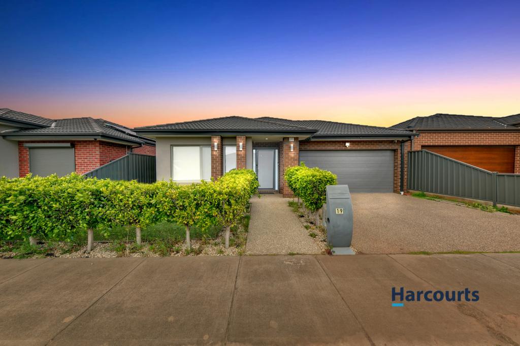 19 Mandalay Pde, Fraser Rise, VIC 3336