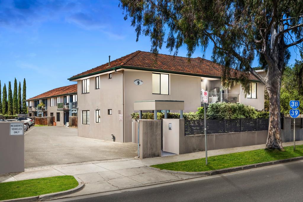 4/9 CHURCHILL AVE, MAIDSTONE, VIC 3012