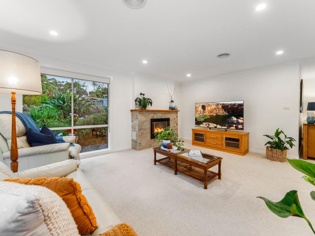 3 Pinehill Dr, Pakenham, VIC 3810