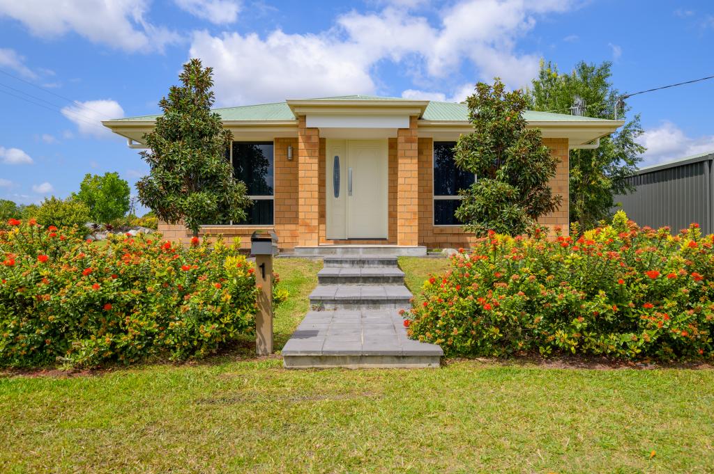 1 NAUTILUS DR, COOLOOLA COVE, QLD 4580