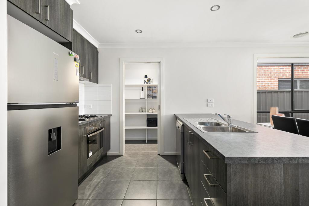 6 Oscar Cct, Roxburgh Park, VIC 3064