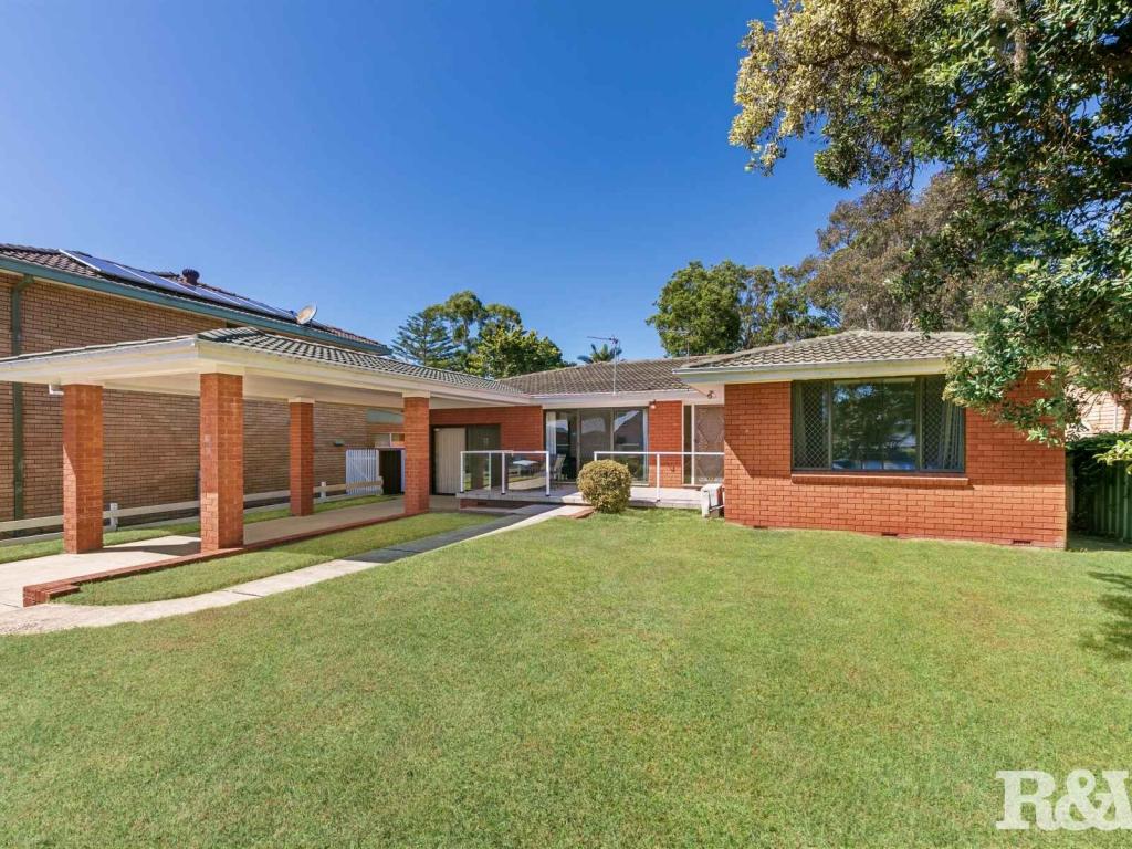 11 Brentwood Ave, Point Clare, NSW 2250