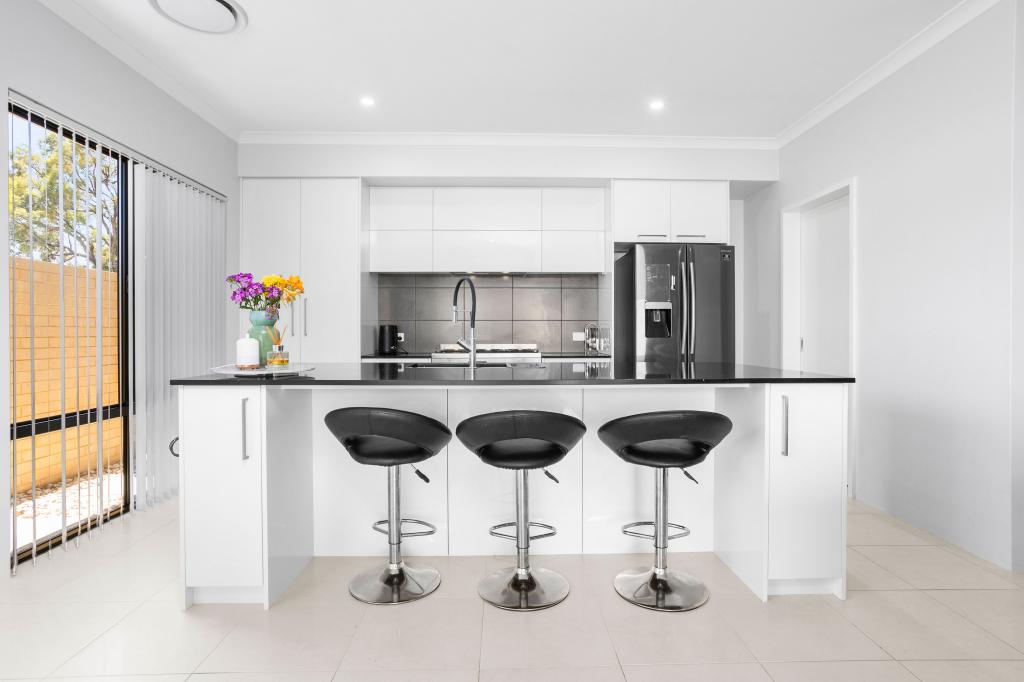 16 Dawning Way, Lake Coogee, WA 6166