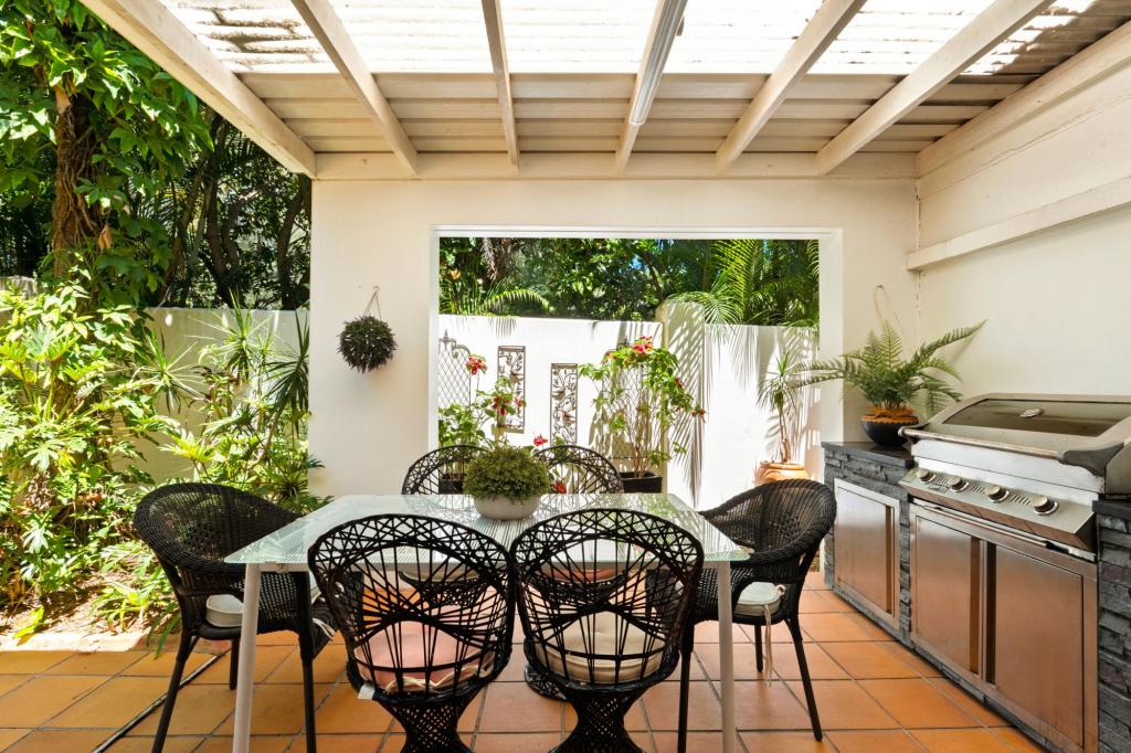 1/Parkview Cotlew St E, Southport, QLD 4215