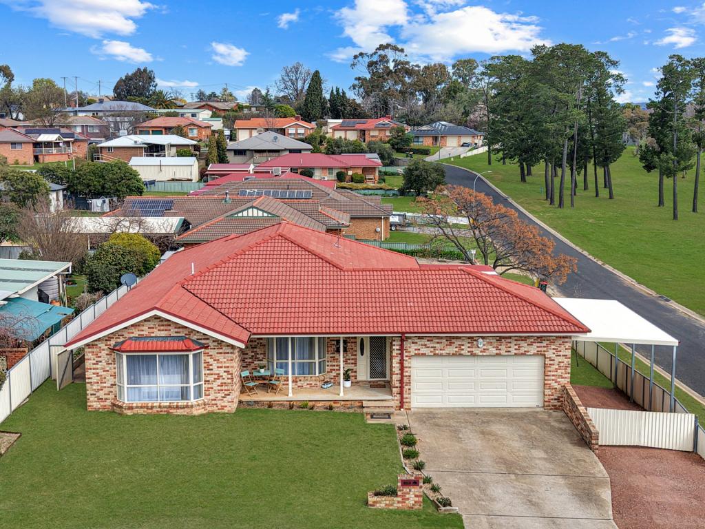 19 Pineview Cct, Young, NSW 2594