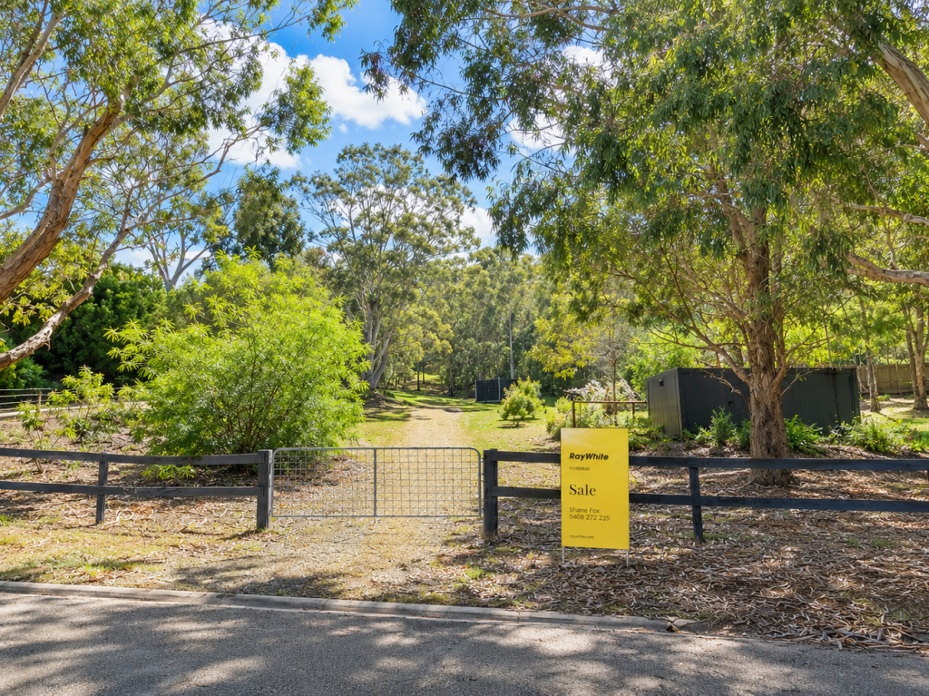 16 KINGSCOTE DR, METUNG, VIC 3904