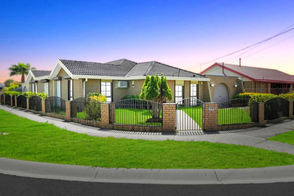 1 Redditch Cres, Deer Park, VIC 3023